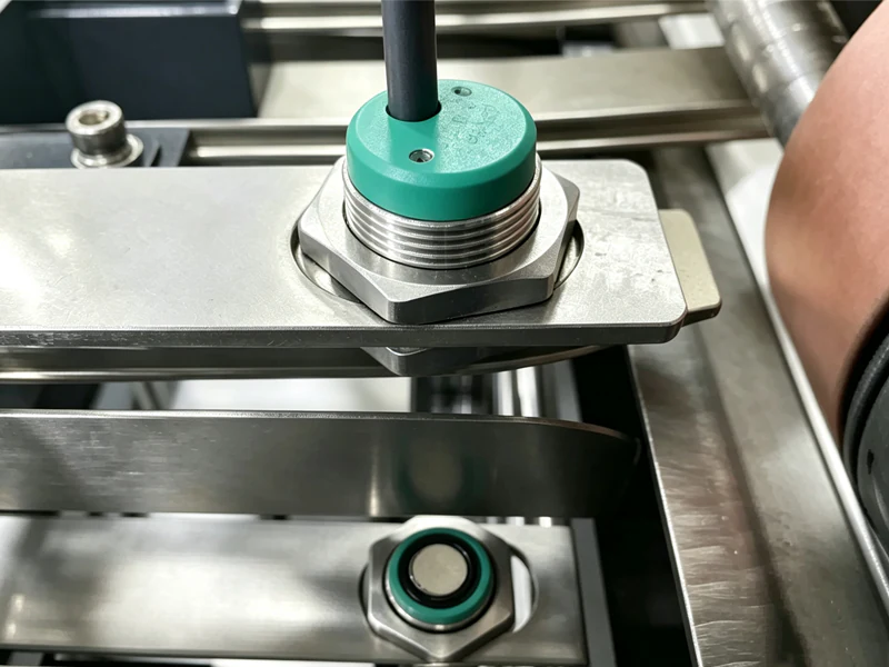 Ultrasonic double-sheet sensor above the sheet path